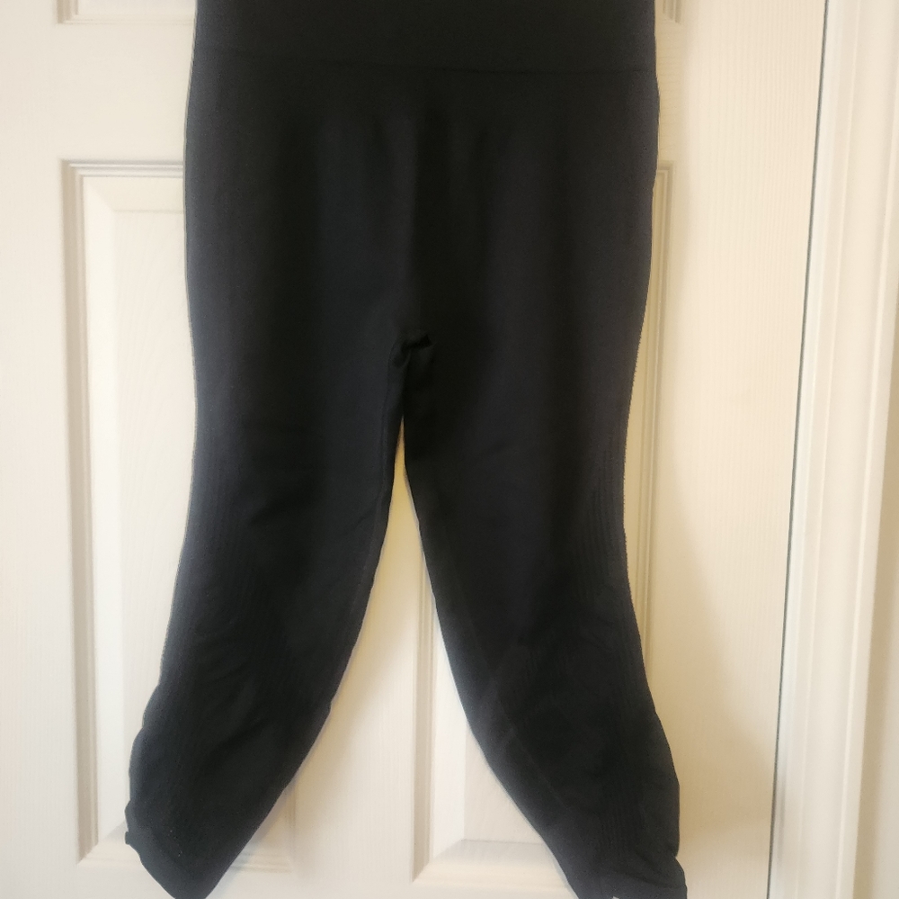 Athleta Break Through  L  Black Laser Cut Compression Style # 597391-01